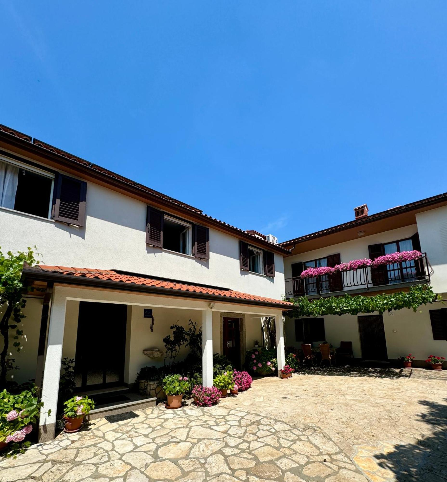 Guest House Renata 플로민 외부 사진
